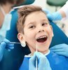Çocuklarda oluşan diş ağrılarının başlıca nedenleri arasında çürükler vardır. Bunun yanında diş eti hastalıkları ve diş minesi sorunları da ağrıların oluşumuna neden olabilmektedir. Evde uygulanabilecek olan ve ağrıyı geçirebilen yöntemler bulunmaktadır. Ancak bu yöntemler kısa süreli olarak etkisini göstermektedir. Bu nedenle mutlaka bir diş hekimine başvurulması gerekmektedir. 