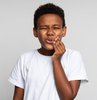 Hemen hemen herkesin belli dönemlerde diş ağrısına maruz kaldığı görülmektedir. Özellikle de çocuklarda oldukça sık yaşanan bu durum bazen göz ardı edilebilmektedir. Çocukların yeni dişleri çıkacağından dolayı önemsenmeyen bu durum dönem dönem çocukların huzursuz ve rahatsız hissetmesine yol açabilmektedir. Çocuklarda meydana gelen diş ağrılarının başlıca sebepleri arasında ise çürükler, iltihaplar, enfeksiyonlar, diş eti hastalıkları, diş minesi rahatsızlıkları yer almaktadır. Üstelik bu diş sorunları bazen çocuklarda ateş yükselmesine bile neden olabilmektedir. Bu nedenle ebeveynler tarafından çocuklarda diş ağrısına evde çözüm önerileri nelerdir sorusu oldukça sık merak edilen konular arasında yer almaktadır.