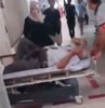 Antalya’da, maddi hasarlı trafik kazasına karışıp çıkan kavgada darp edilen 3 kişi, kaldırıldıkları hastanede, daha önceden silahlı saldırıda yaralayıp aralarında husumet oluşan aileden bir kadın tarafından bıçaklandı. Kavgayı ayırmaya çalışan bir jandarma görevlisi de bıçakla hafif yaralandığı olayda, şüpheli kadın ile eşi kısa sürede yakalanarak gözaltına alındı