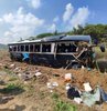 Çanakkale’nin Ezine ilçesinde direksiyon hakimiyetini kaybeden tur otobüsü su kanalına devrildi. Kazada 1 kişi ölürken, 54 kişi de yaralandı. Kazayla ilgili soruşturmanın sürdüğü öğrenildi